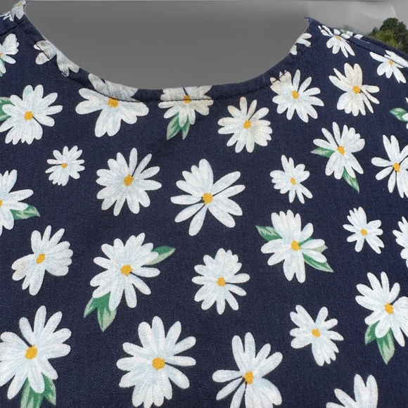 Old Navy Sleeveless Tie Front Daisy Top - Picture 7 of 7